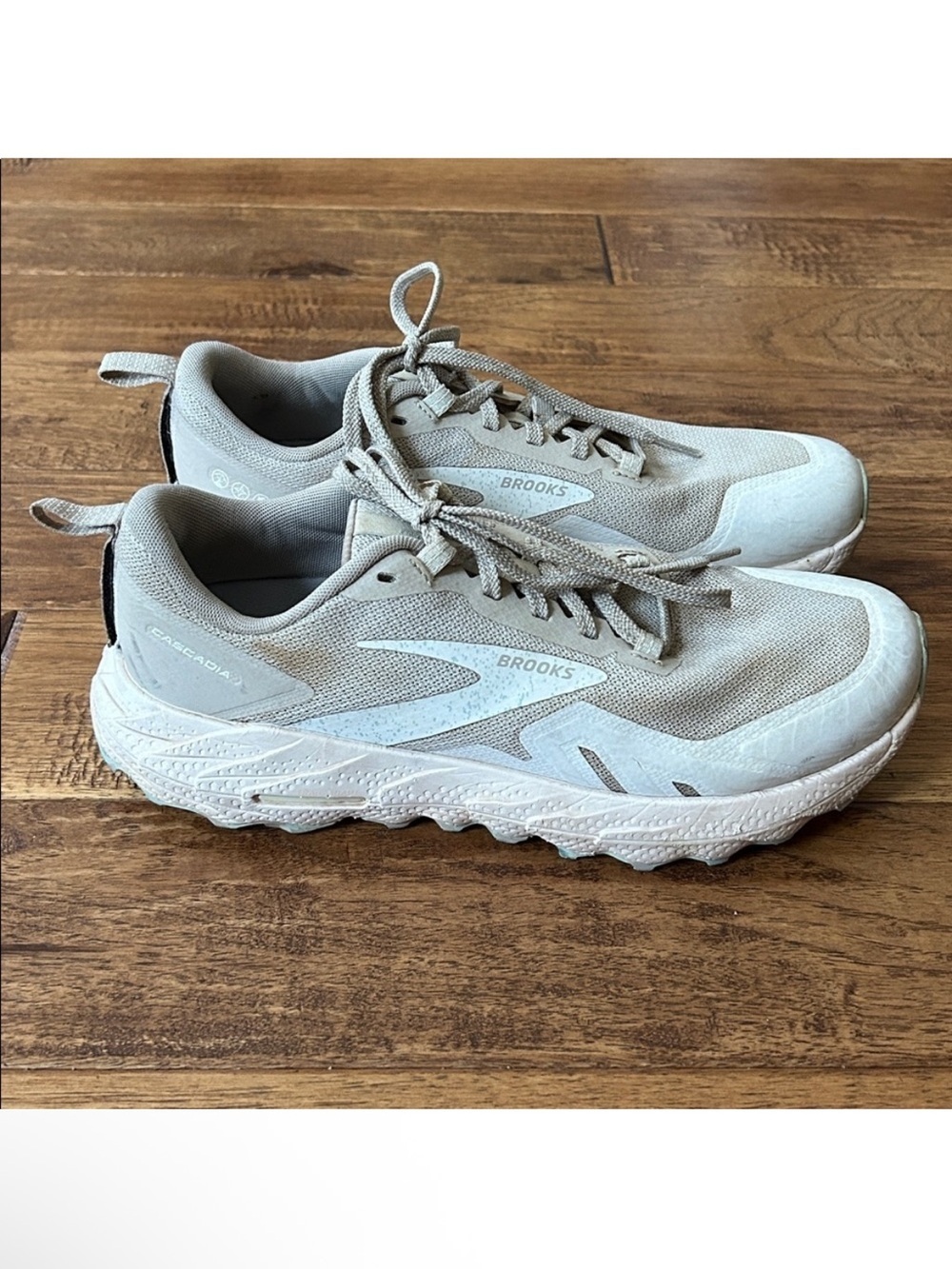 Brooks Cascadia 17 Trail Running Shoes Beige Cream Womens Size 9